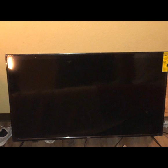 50 Inch ONN flat screen Roku Smart TV $275. - Picture 2 of 2